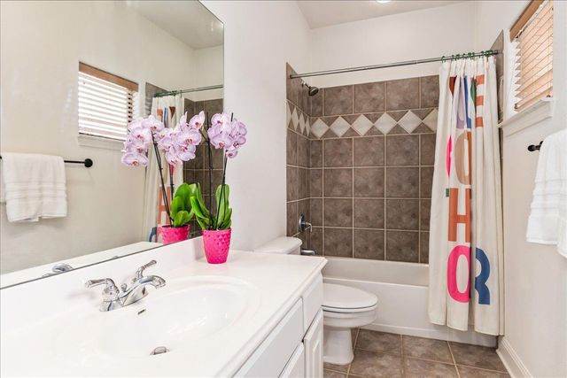 37 Autumn Oaks DR, The Hills, TX 78738