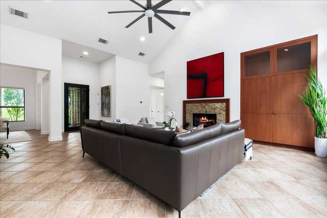 37 Autumn Oaks DR, The Hills, TX 78738