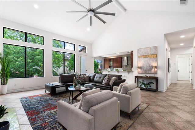 37 Autumn Oaks DR, The Hills, TX 78738