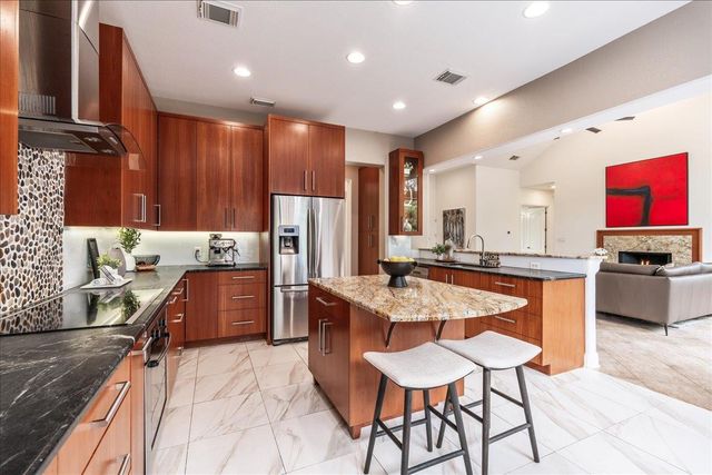37 Autumn Oaks DR, The Hills, TX 78738