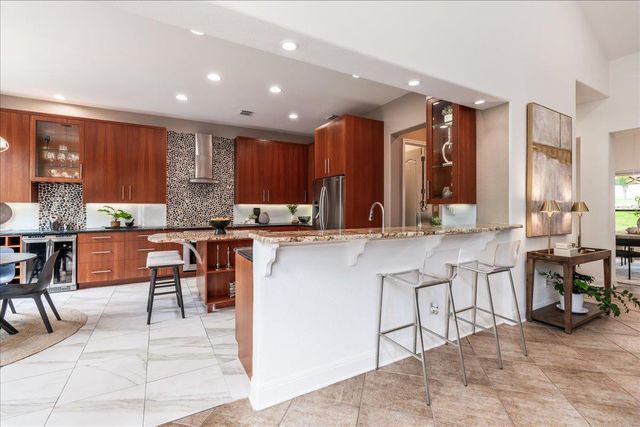 37 Autumn Oaks DR, The Hills, TX 78738