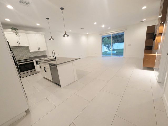 6872 Australian Street, Jupiter, FL 33458