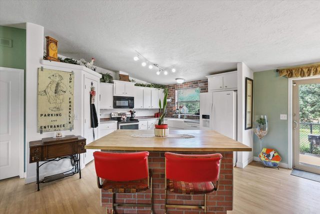 17615 S Robinette Dr, Cheney, WA 99004
