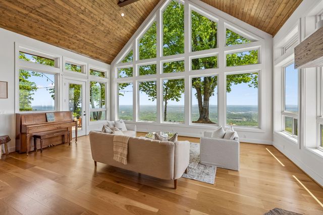 4504 Chestnut Avenue, Signal Mountain, TN 37377