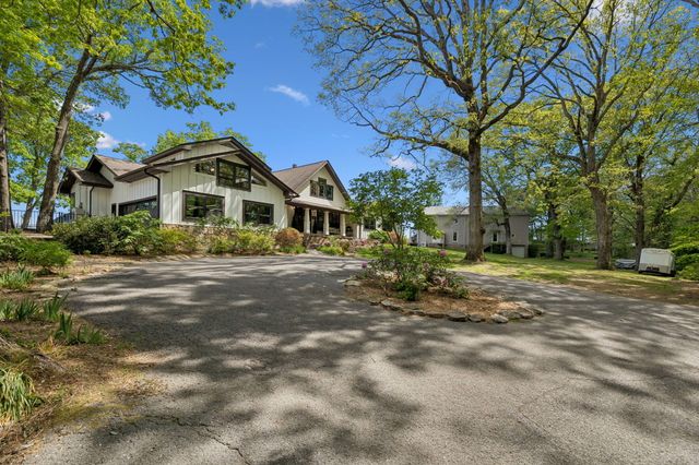 4504 Chestnut Avenue, Signal Mountain, TN 37377