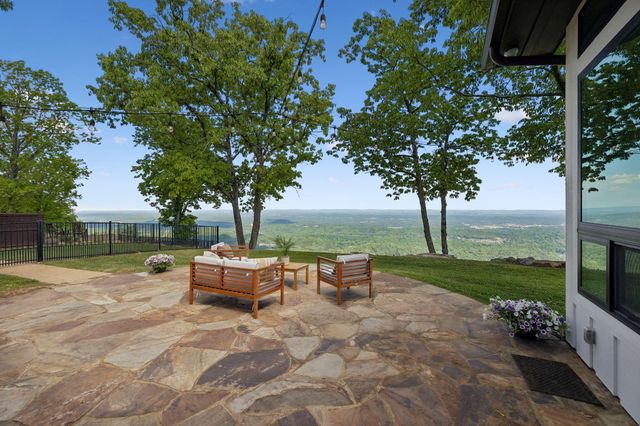 4504 Chestnut Avenue, Signal Mountain, TN 37377