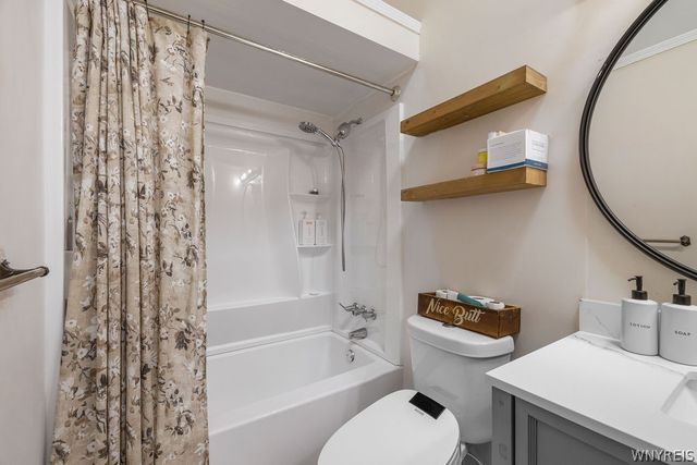 10 Royal Oak Circle, Grand Island, NY 14072