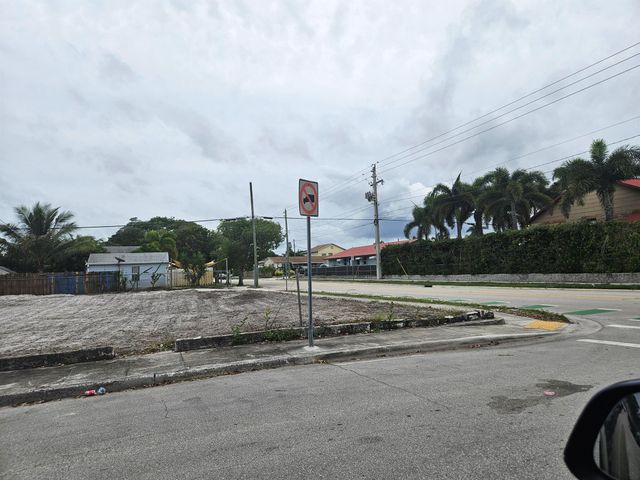 732 W Lakewood Road, West Palm Beach, FL 33405