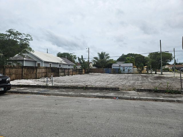 732 W Lakewood Road, West Palm Beach, FL 33405