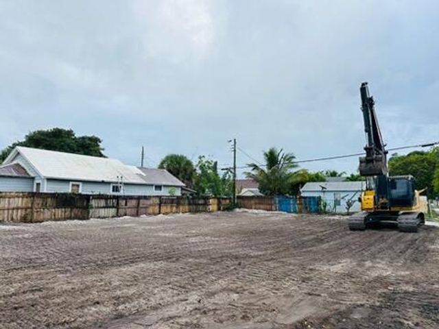 732 W Lakewood Road, West Palm Beach, FL 33405