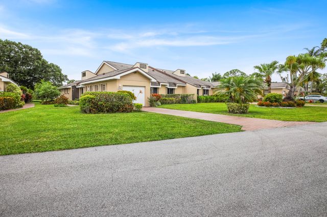6888 Fountains Circle, Lake Worth, FL 33467