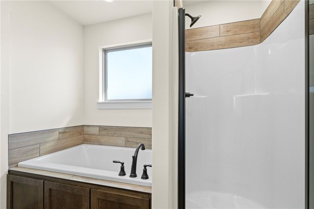 1121 Center Court Circle, Grove, OK 74344