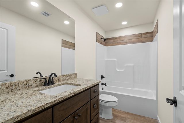 1121 Center Court Circle, Grove, OK 74344