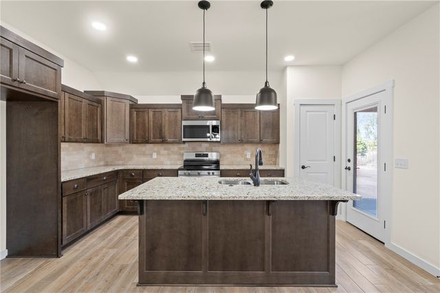 1121 Center Court Circle, Grove, OK 74344