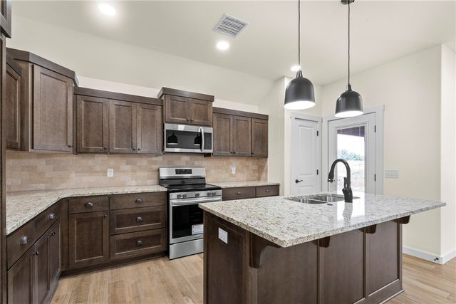 1121 Center Court Circle, Grove, OK 74344