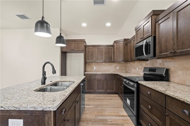 1121 Center Court Circle, Grove, OK 74344