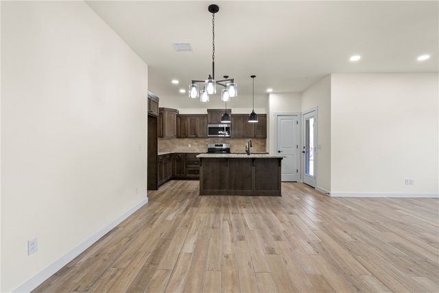 1121 Center Court Circle, Grove, OK 74344