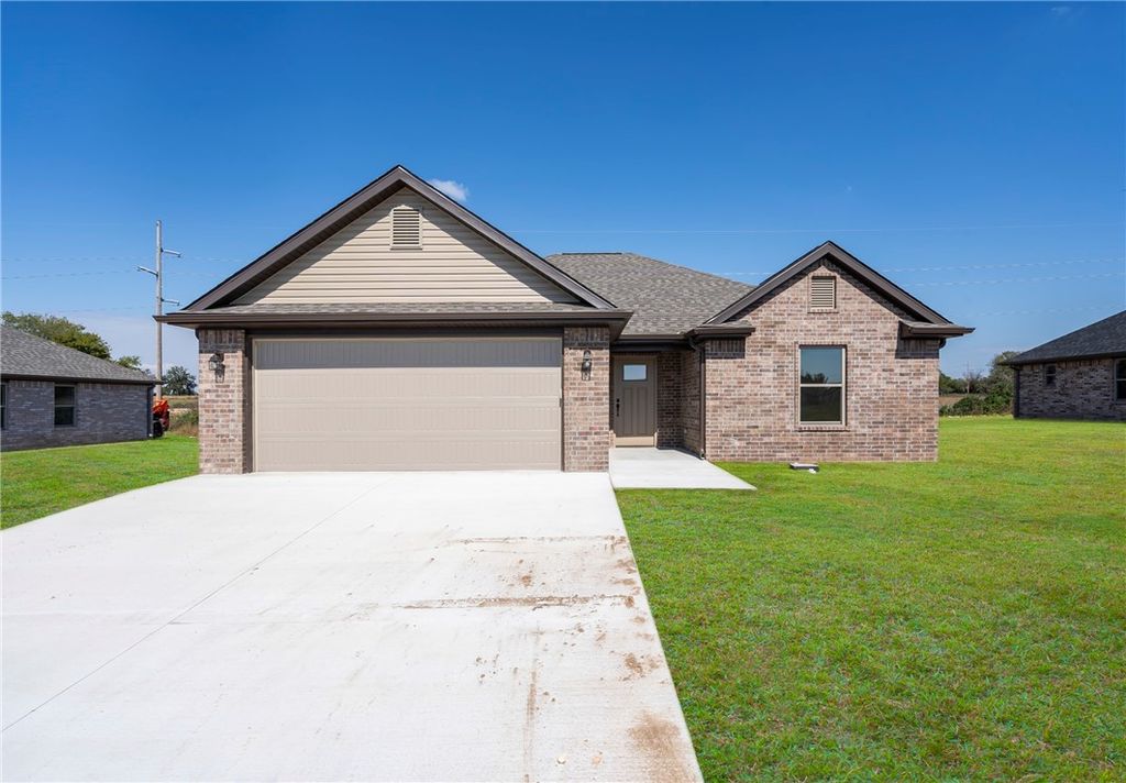 1121 Center Court Circle, Grove, OK 74344