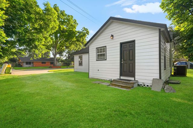 2102 N Galveston Avenue, Pearland, TX 77581