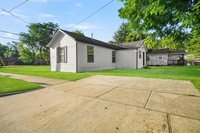 2102 N Galveston Avenue, Pearland, TX 77581