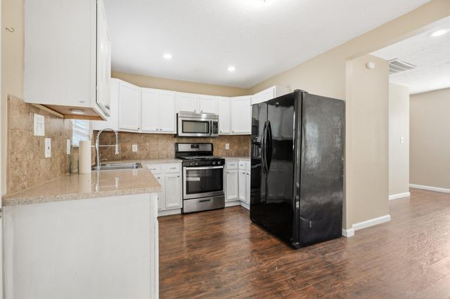 2102 N Galveston Avenue, Pearland, TX 77581