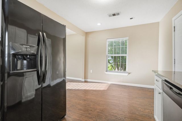 2102 N Galveston Avenue, Pearland, TX 77581