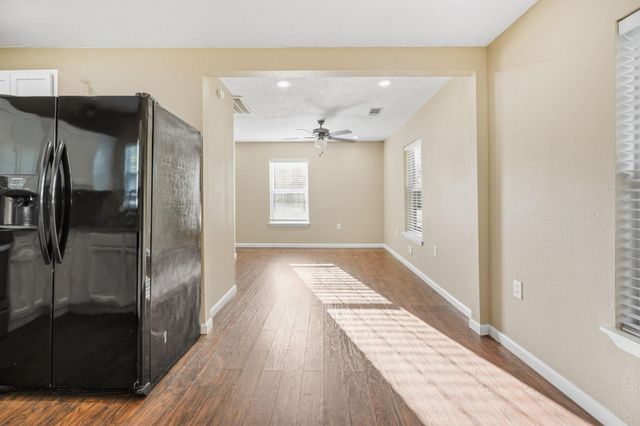 2102 N Galveston Avenue, Pearland, TX 77581