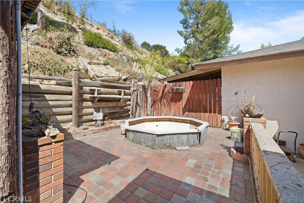 Image 11 of property listing at 11246 Denivelle, Tujunga, CA 91042