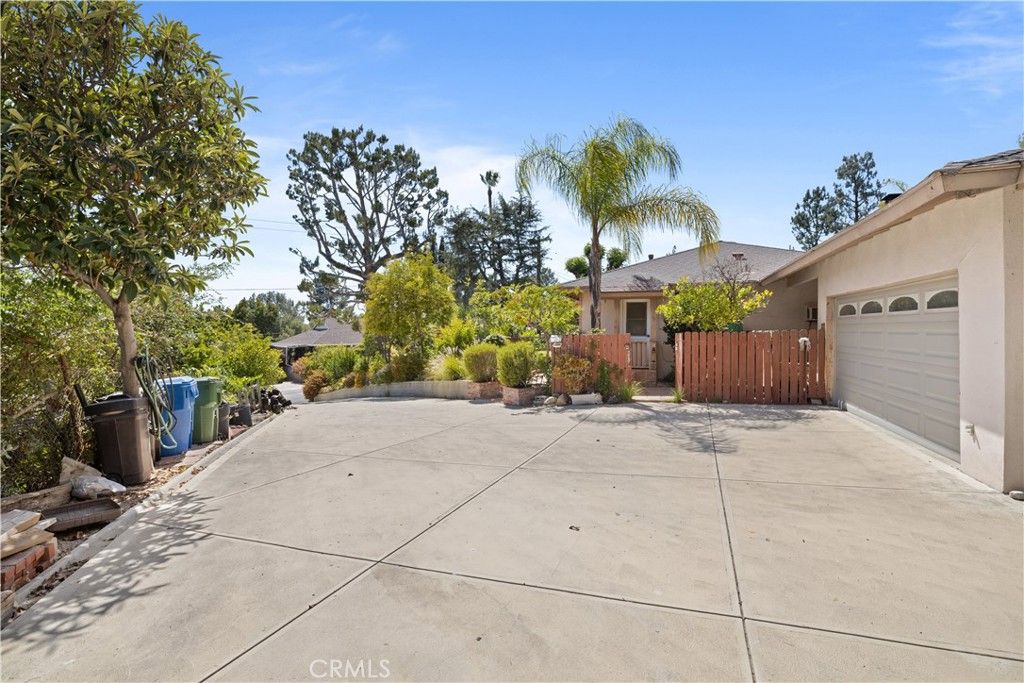 Image 2 of property listing at 11246 Denivelle, Tujunga, CA 91042