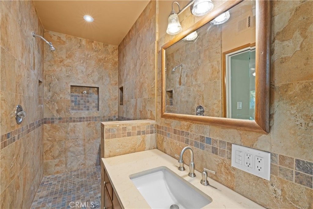 Image 36 of property listing at 11246 Denivelle, Tujunga, CA 91042
