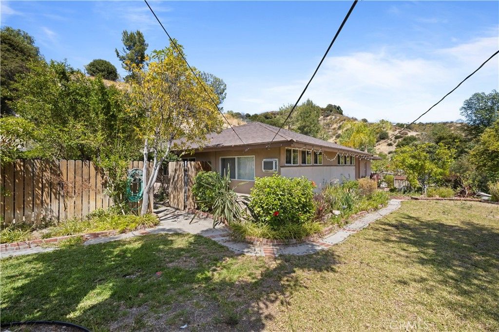 Image 4 of property listing at 11246 Denivelle, Tujunga, CA 91042