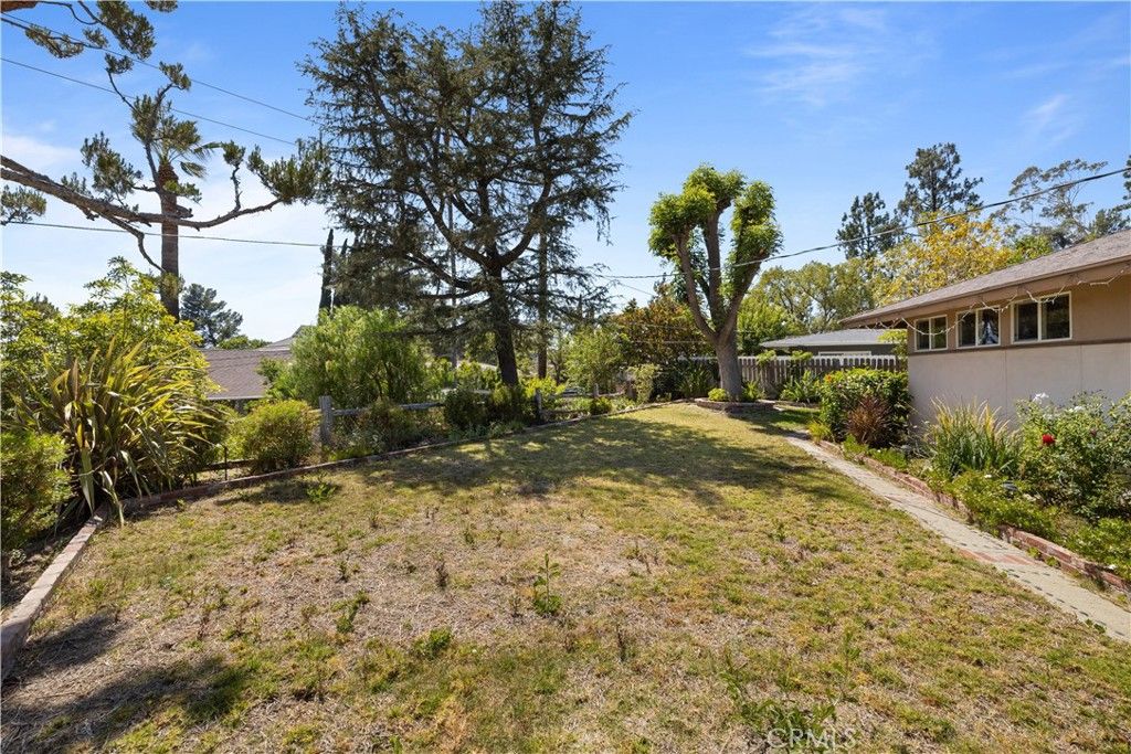 Image 5 of property listing at 11246 Denivelle, Tujunga, CA 91042