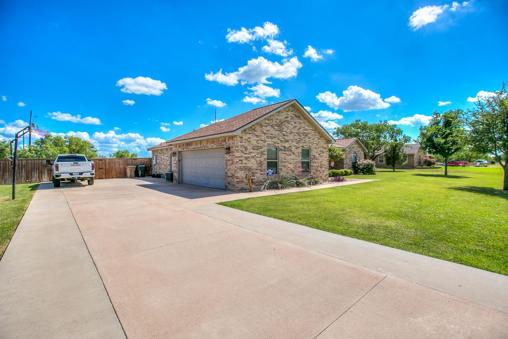 Image 5 of property listing at 1487 Stone Meadow Lane, San Angelo, TX 76904