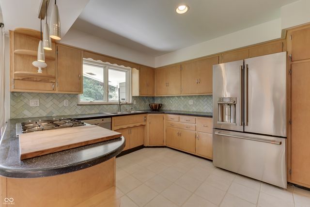 39 Highland Manor Court N, Indianapolis, IN 46228