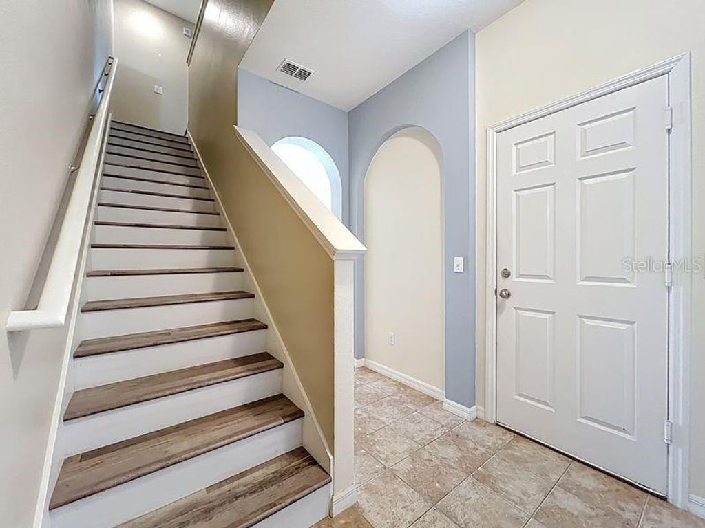 Image 4 of property listing at 3825 BLACK SPRUCE LANE, Winter Springs, FL 32708