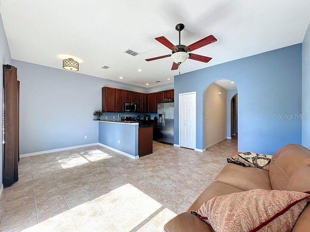 Image 7 of property listing at 3825 BLACK SPRUCE LANE, Winter Springs, FL 32708