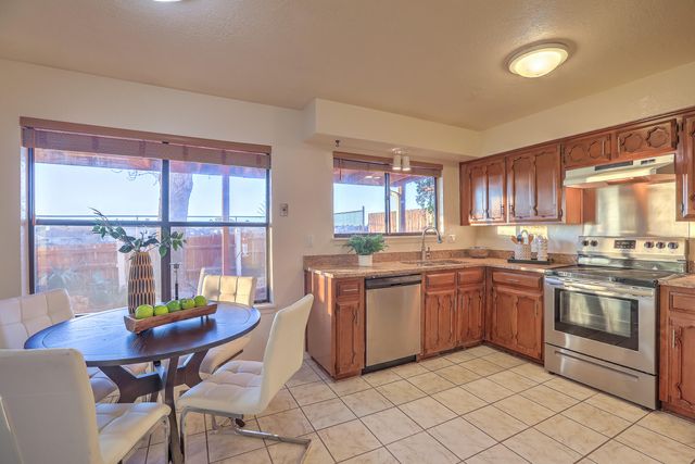 692 Lakeview Circle SE, Rio Rancho, NM 87124