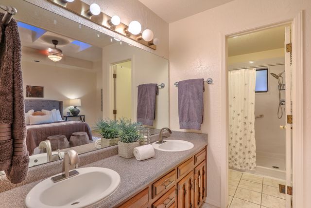 692 Lakeview Circle SE, Rio Rancho, NM 87124