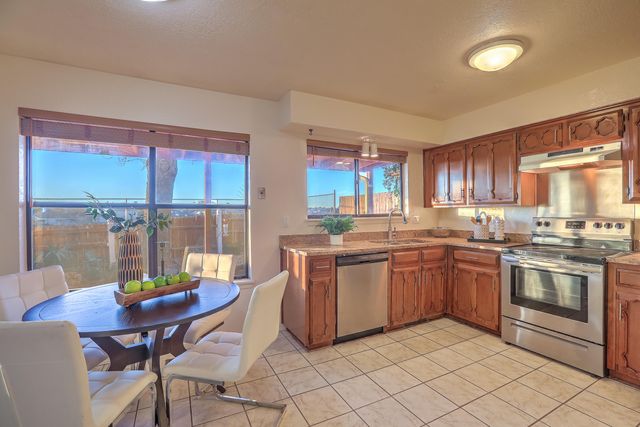 692 Lakeview Circle SE, Rio Rancho, NM 87124