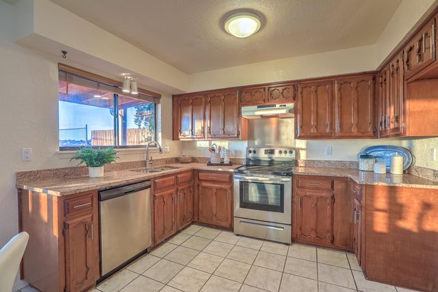 692 Lakeview Circle SE, Rio Rancho, NM 87124