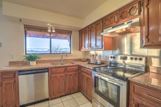 692 Lakeview Circle SE, Rio Rancho, NM 87124