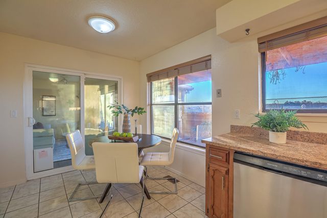 692 Lakeview Circle SE, Rio Rancho, NM 87124