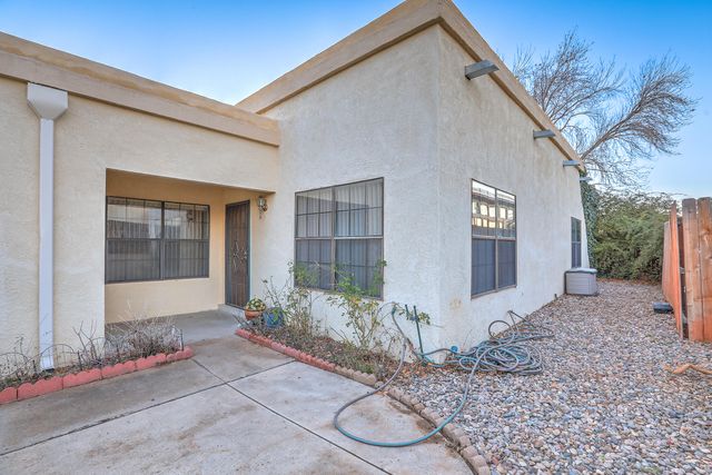 692 Lakeview Circle SE, Rio Rancho, NM 87124