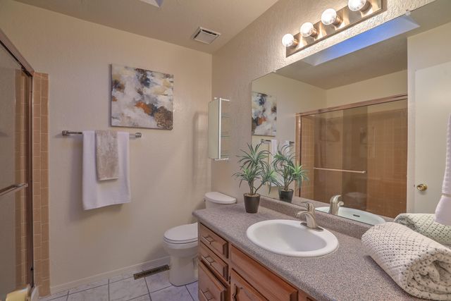 692 Lakeview Circle SE, Rio Rancho, NM 87124