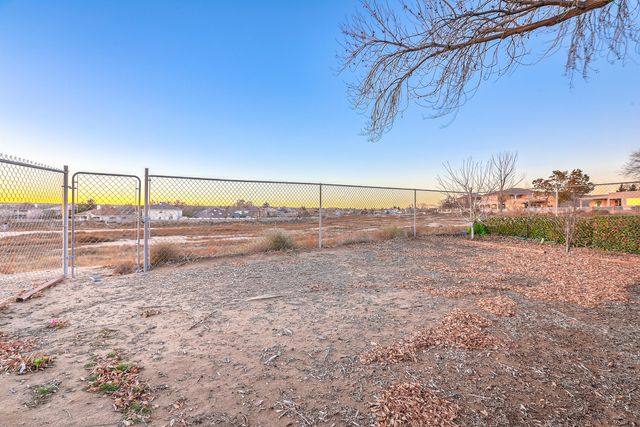 692 Lakeview Circle SE, Rio Rancho, NM 87124