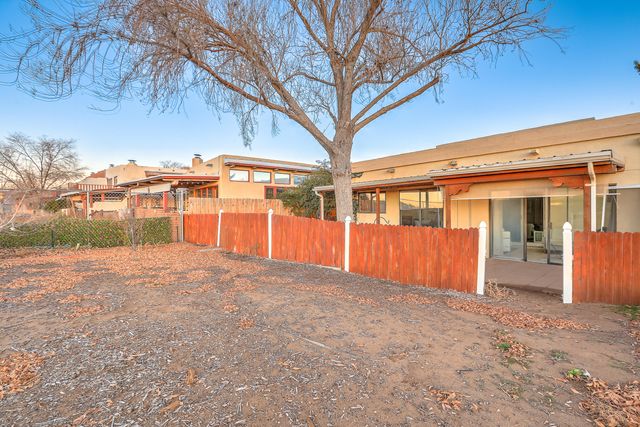 692 Lakeview Circle SE, Rio Rancho, NM 87124