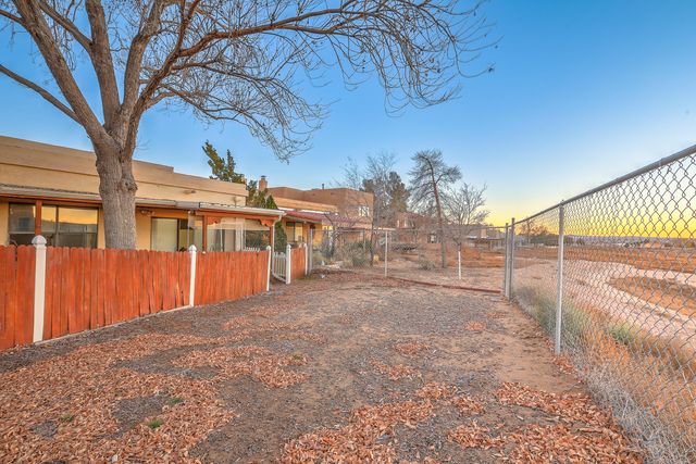 692 Lakeview Circle SE, Rio Rancho, NM 87124