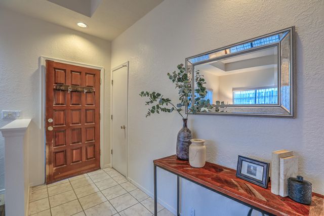 692 Lakeview Circle SE, Rio Rancho, NM 87124