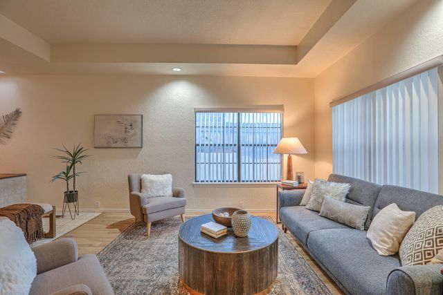 692 Lakeview Circle SE, Rio Rancho, NM 87124