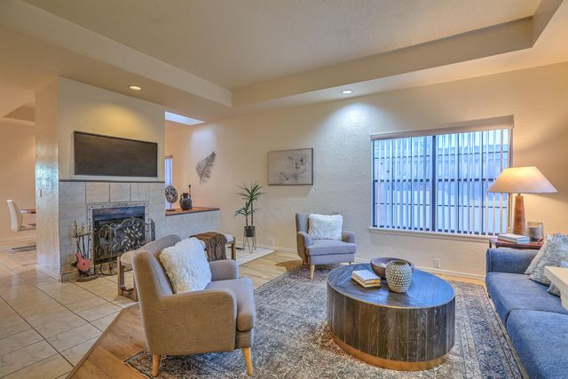 692 Lakeview Circle SE, Rio Rancho, NM 87124